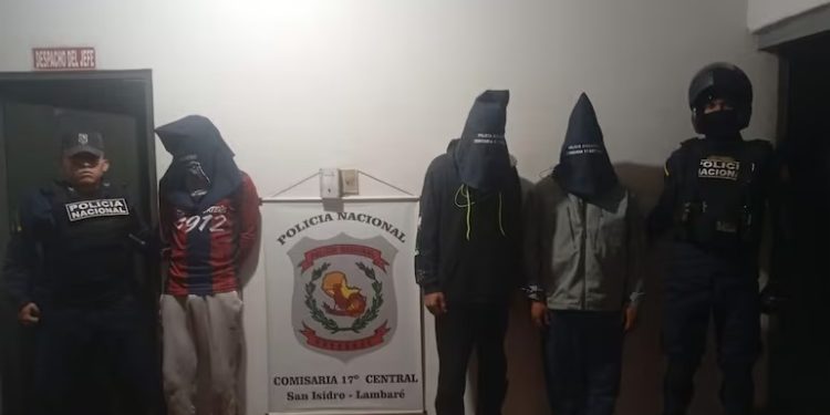 Tres aprehendidos por hurto de motocicleta en Lambaré: vecinos atacaron a policías y dañaron una patrullera