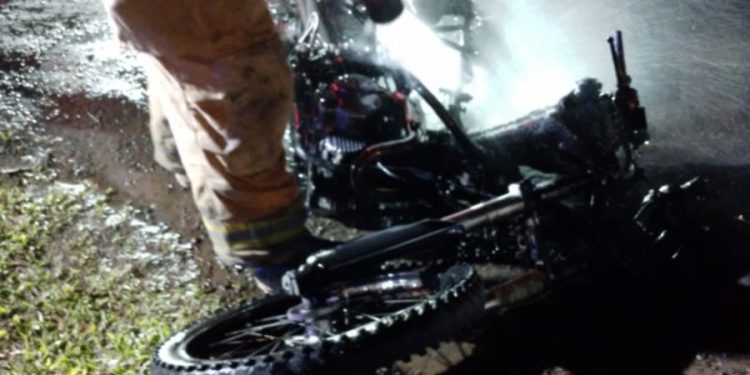 Motocicleta se incendió tras accidente en Asunción