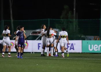Olimpia derrotó contundentemente a Nacional/Humaitá y sigue al acecho de la cima