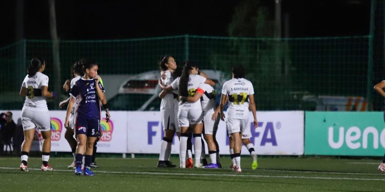 Olimpia derrotó contundentemente a Nacional/Humaitá y sigue al acecho de la cima