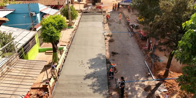 Avanza la rehabilitación de la avenida Avelino Martínez con la primera carga de hormigón
