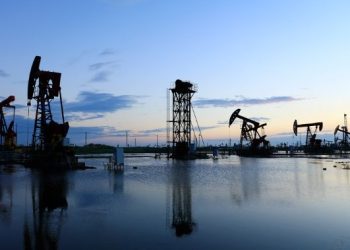 El petróleo cae casi 6% luego de que Trump confirme diálogo con Irán
