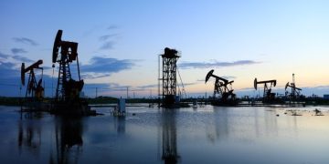 El petróleo cae casi 6% luego de que Trump confirme diálogo con Irán