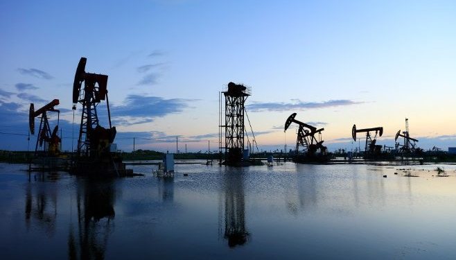 El petróleo cae casi 6% luego de que Trump confirme diálogo con Irán