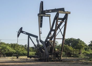 Petróleo pierde fuerza y se encamina a cerrar la semana con fuertes bajas