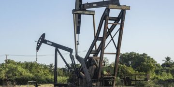 Petróleo pierde fuerza y se encamina a cerrar la semana con fuertes bajas