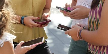 Constitucional francés frenó prohibición de redes sociales para menores de 15 años