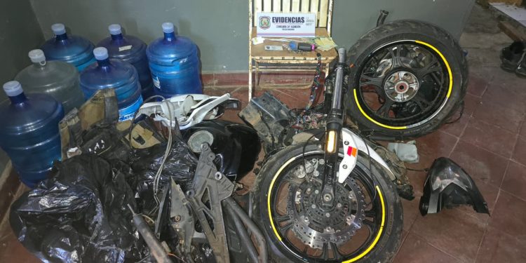 Recuperan motocicleta robada que era ofrecida por partes en redes sociales y detienen a dos sospechosos