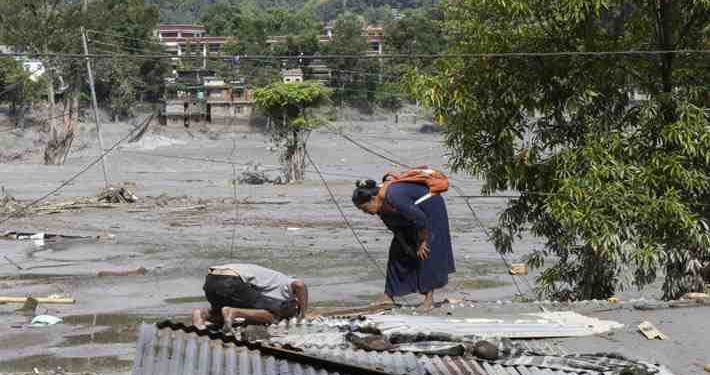 Nepal elevó a 477 el número de muertos por la inmensa riada 