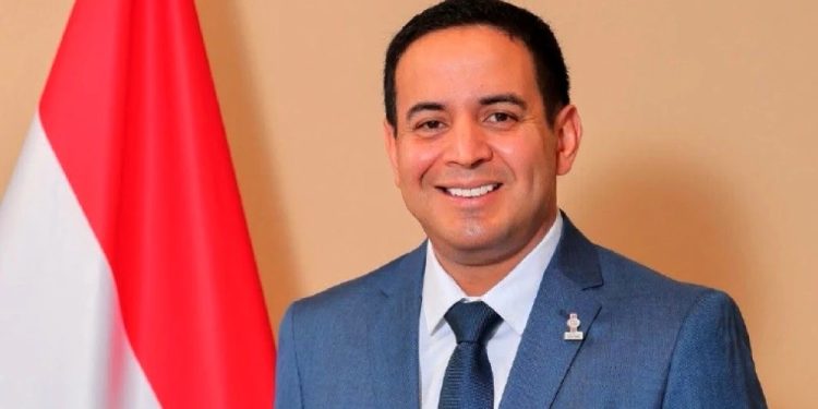 Ricardo Estigarribia oficializa precandidatura a la Presidencia de la República