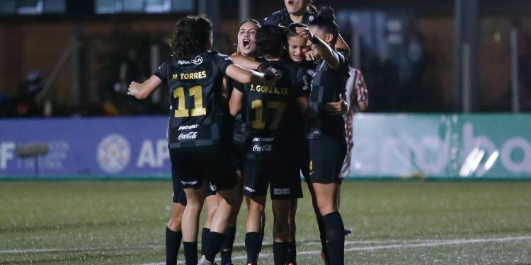 Olimpia triunfó agónicamente frente a San Lorenzo y está a un paso de ser campeón