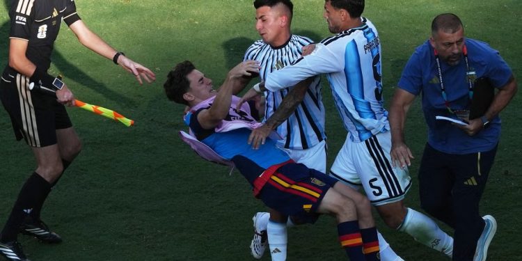 FIFA emite sanciones tras altercados en la final del Mundial 2026 entre España y Argentina