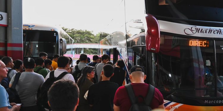 Choferes se movilizan contra la competencia desleal del transporte informal