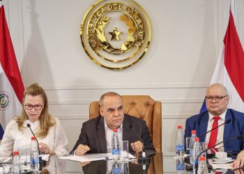 Ministro califica de inviable el aumento salarial para médicos y descarta subir impuestos