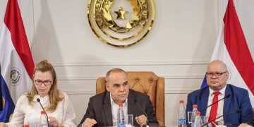 Ministro califica de inviable el aumento salarial para médicos y descarta subir impuestos