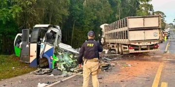 Choque frontal entre ómnibus y camión deja 23 fallecidos en Brasil