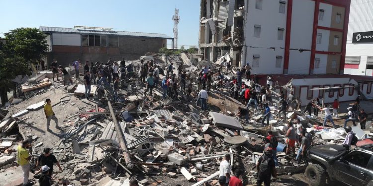 Periodista colombiano advierte que cifra de víctimas por terremoto podría aumentar con el paso de las horas