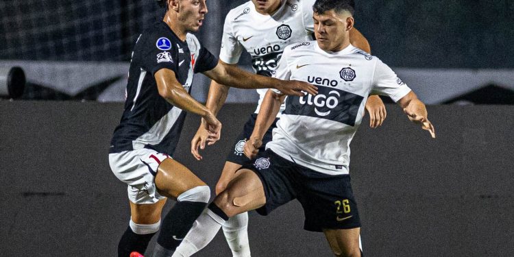 Olimpia resiste en su visita a Vasco Da Gama y trae un valioso empate