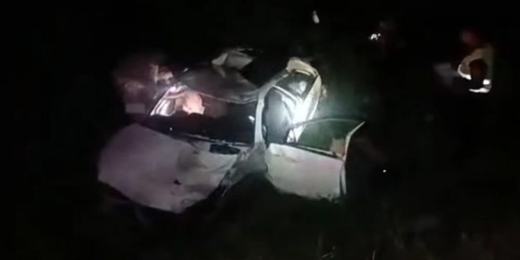 Persecución policial iniciada en Itapúa termina con vuelco y dos detenidos en Guairá