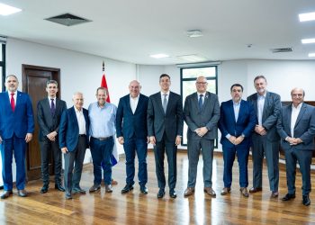 El presidente Santiago Peña evalúa la coyuntura fiscal y el endeudamiento público junto a exministros de Hacienda
