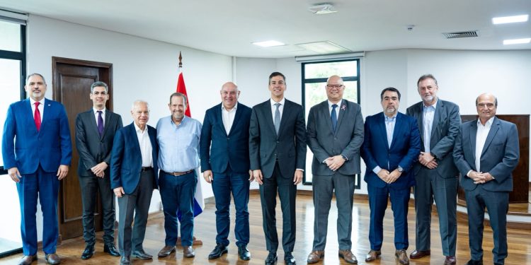 El presidente Santiago Peña evalúa la coyuntura fiscal y el endeudamiento público junto a exministros de Hacienda
