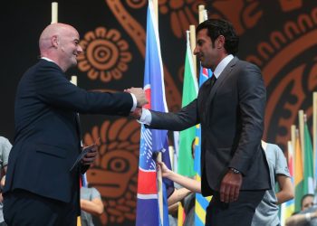 Figo se metió en el escándalo que sacude a la FIFA y pidió la renuncia de Infantino