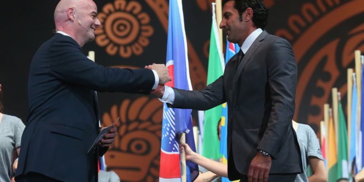 Figo se metió en el escándalo que sacude a la FIFA y pidió la renuncia de Infantino