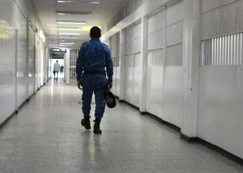Trasladan a 103 presos de alta peligrosidad de una cárcel de Colombia