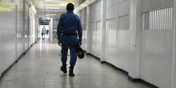 Trasladan a 103 presos de alta peligrosidad de una cárcel de Colombia
