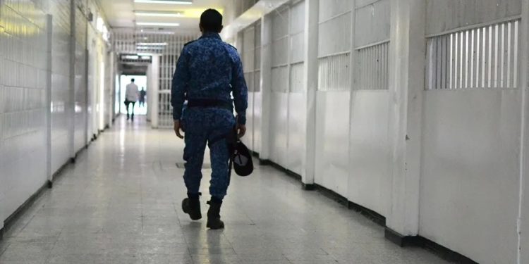 Trasladan a 103 presos de alta peligrosidad de una cárcel de Colombia