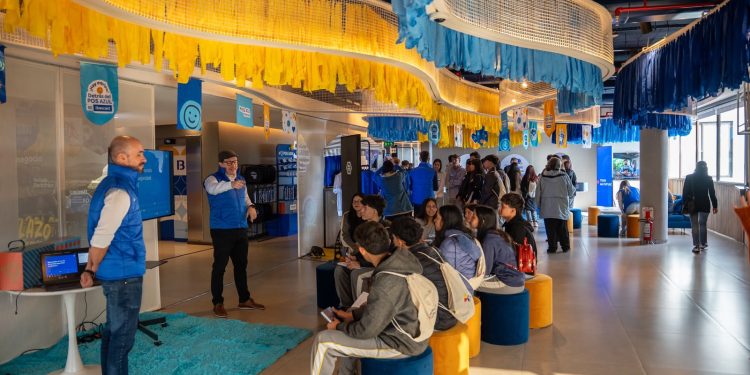 “Tour del Futuro” conecta a estudiantes de colegios públicos con el mundo laboral en primera persona