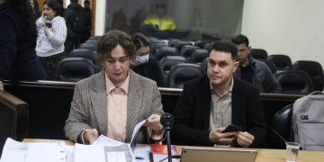 Exsecretaria de universidad admite irregularidades y errores en título de abogado de Hernán Rivas