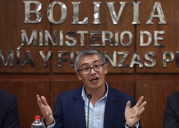 Bolivia: destituyen a ministro de Economía tras eludir interpelación