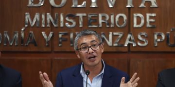 Bolivia: presidente destituye a ministro de Economía tras eludir interpelación