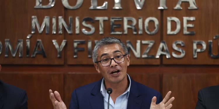 Bolivia: destituyen a ministro de Economía tras eludir interpelación