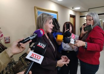 Senadora respalda la huelga médica y gestiona la comparecencia de la ministra de Salud ante el Senado