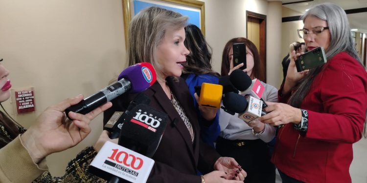 Senadora respalda la huelga médica y gestiona la comparecencia de la ministra de Salud ante el Senado