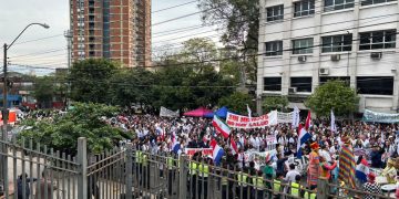 Médicos califican de exitoso el primer día de paro y exigen la renuncia de la ministra