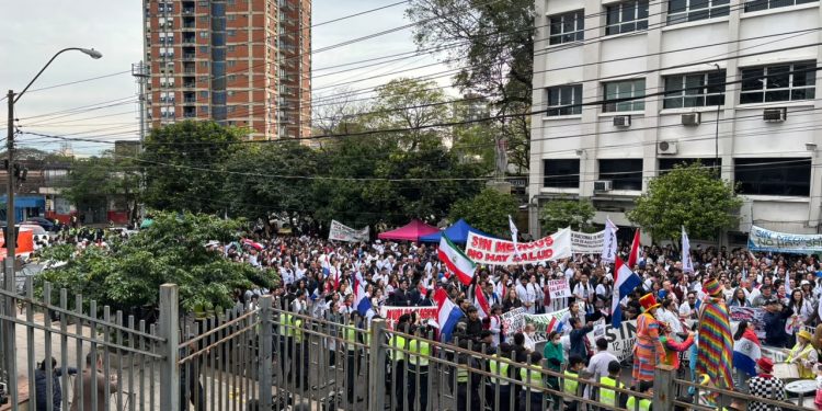 Médicos califican de exitoso el primer día de paro y exigen la renuncia de la ministra