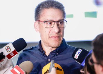 Baja del crudo no alcanza a combustibles por falta de productos terminados