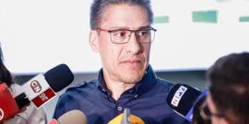 Baja del crudo no alcanza a combustibles por falta de productos terminados