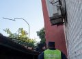 Entró a una casa, se topó con el perro y terminó atrapado en el tejado