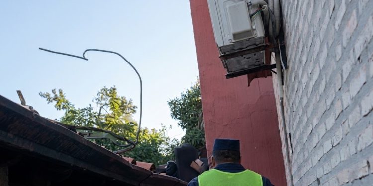 Entró a una casa, se topó con el perro y terminó atrapado en el tejado