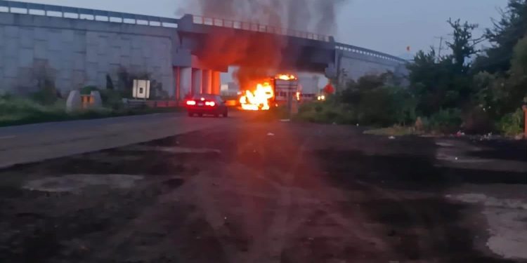 Captura de narcos desató bloqueos y quema de vehículos en México