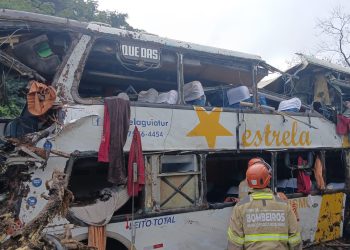 Al menos 10 muertos y varios heridos al volcar un bus en Río de Janeiro