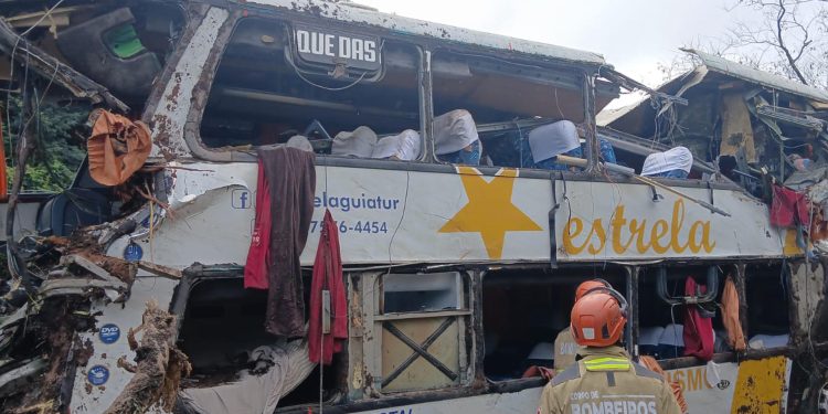 Al menos 10 muertos y varios heridos al volcar un bus en Río de Janeiro