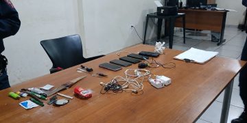 Celulares, estoques y un insólito hallazgo; un teléfono dentro de una Biblia