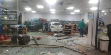 Acelerador habría quedado trabado y automóvil terminó incrustado contra gasolinera