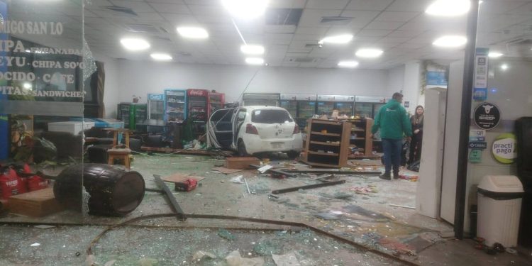 Acelerador habría quedado trabado y automóvil terminó incrustado contra gasolinera