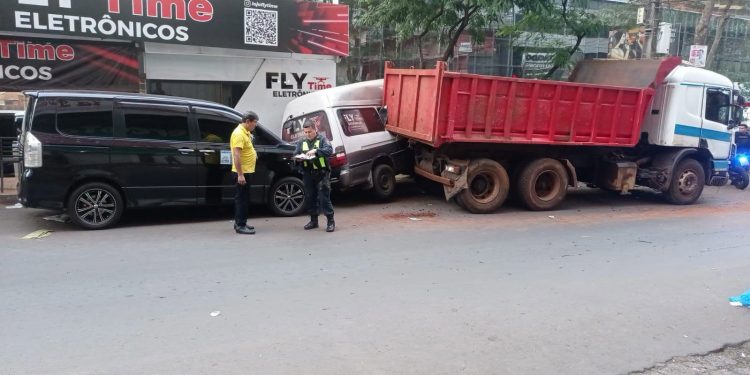 Camión sin frenos provoca choque en cadena sobre concurrida avenida de Ciudad del Este